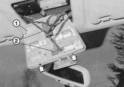 При обратной установке корпус светильника (1) сначала вставьте со стороны ветрового стекла, а затем поднимите вверх до защелкивания пружинных зажимов (стрелки). Предварительно вставьте разъем (2) и проверьте исправность